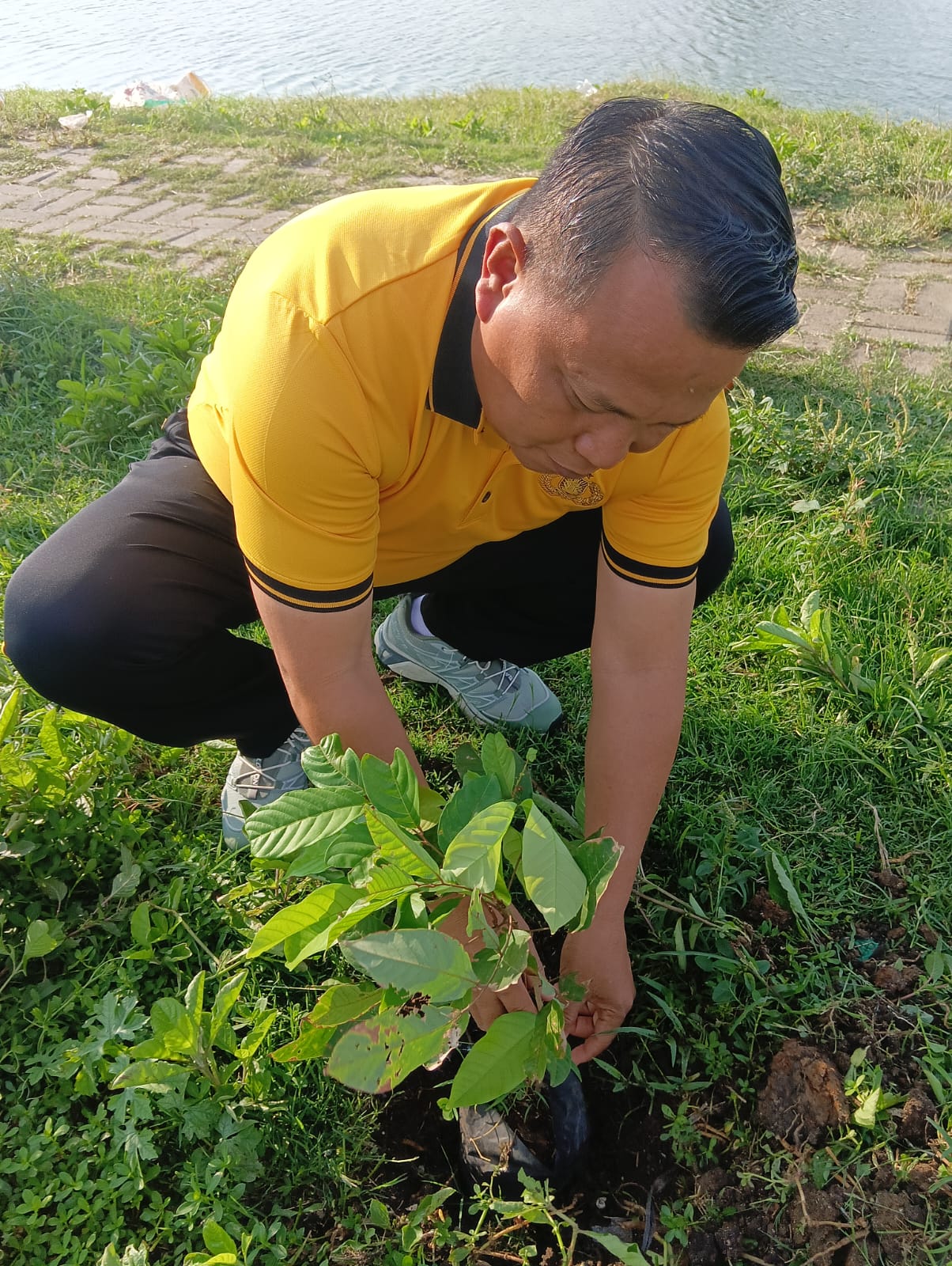 Polsek Pasar Kemis Tanam 150 Pohon Rambutan di Situ Pondok, Dukung Gerakan ASRI dan Penghijauan Lingkungan