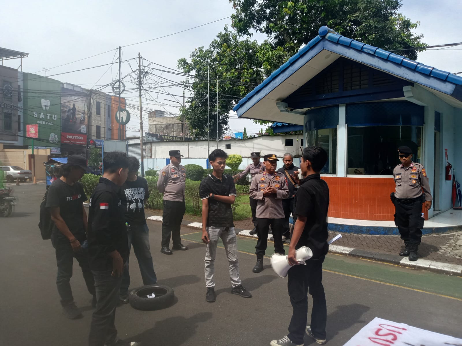 Aksi Demo di Kantor Perumdam TKR, Massa Soroti Dugaan Proyek Air Bersih Mandek