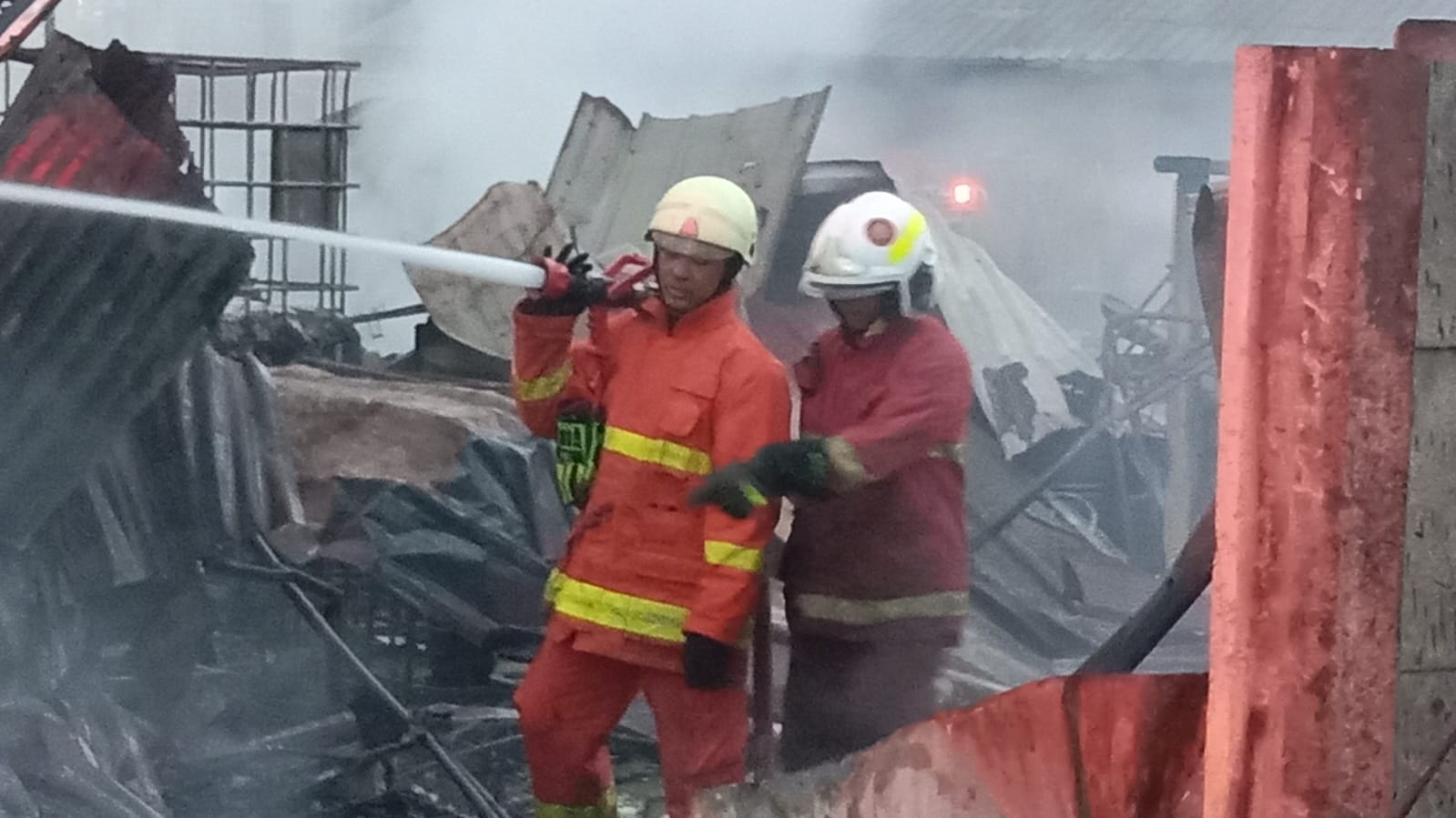 Gerak Cepat Damkar Kota di Bantu Kabupaten Tangerang Berhasil Jinakkan Api di Sebuah Lapak Diduga Konsleting Listrik
