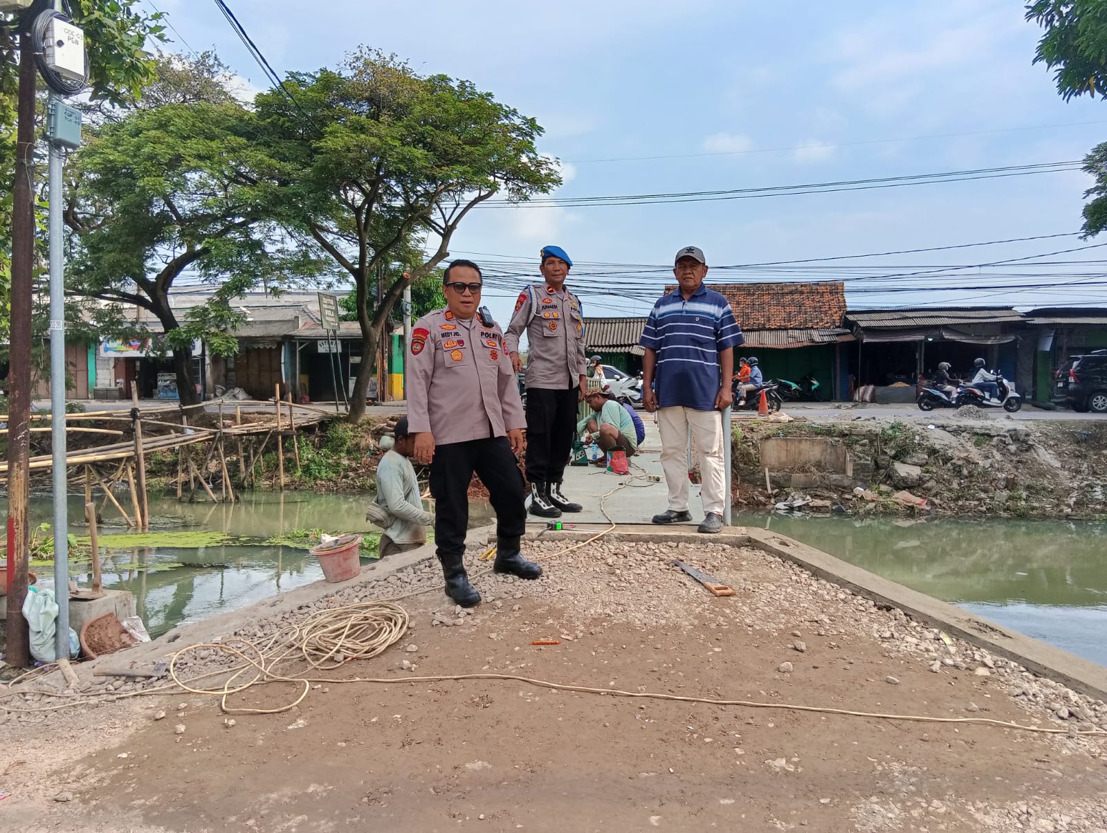 AKP Humaedi S.H Kapolsek Pasar Kemis Meninjau Pembangunan Jembatan Merah Putih
